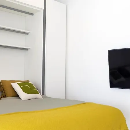 Bright And Modern With Sunny Balcony Roma